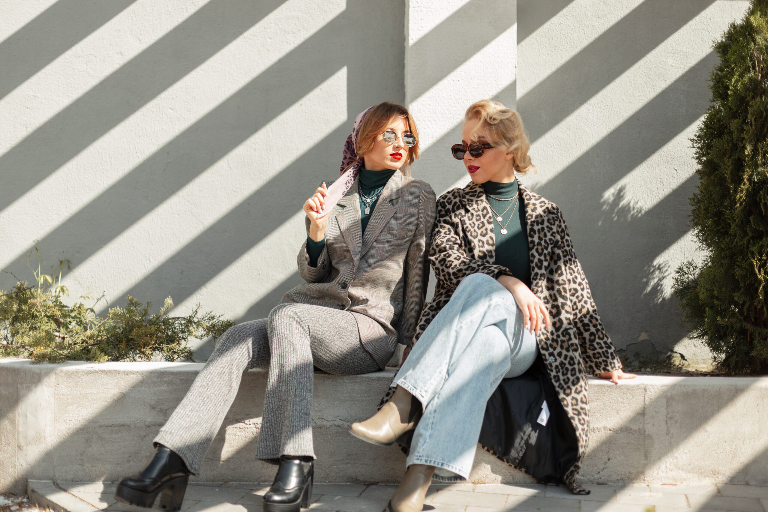Deux mannequins habillées à la mode profitant d'un jour ensoleillé