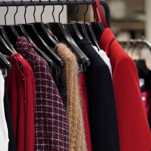 Penderie d&rsquo;un ensemble de vestes, tricots, hauts et pantalons